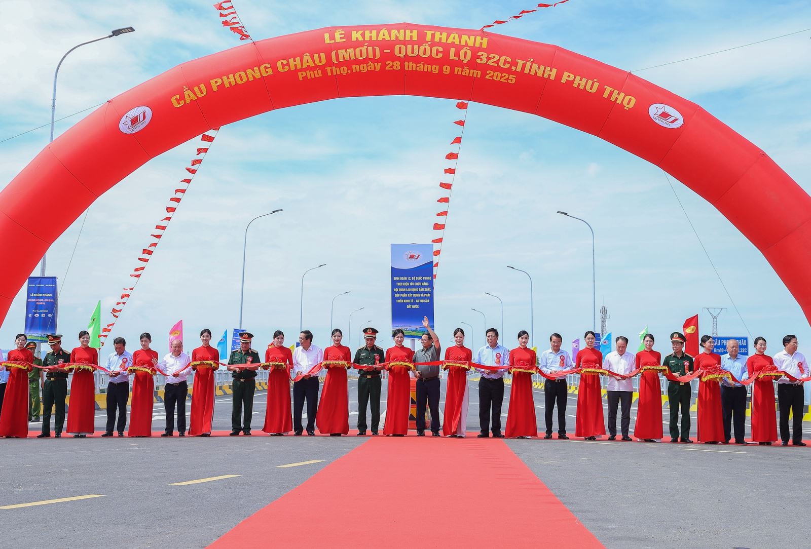 Thủ tướng Phạm Minh Chính và các đại biểu thực hiện nghi thức cắt băng khánh thành cầu Phong Châu - Ảnh: VGP/Nhật Bắc