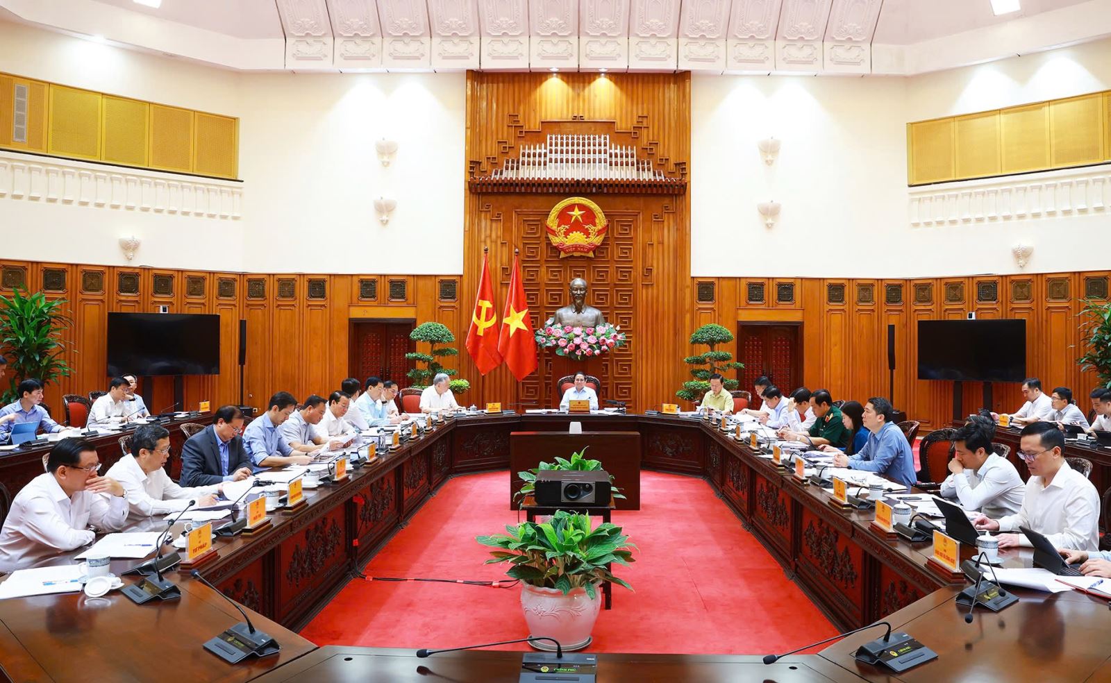 Thủ tướng Phạm Minh Chính chủ trì họp Thường trực Chính phủ với các bộ, ngành, cơ quan liên quan về chuẩn bị đàm phán, thúc đẩy quan hệ thương mại cân bằng, ổn định, bền vững với Hoa Kỳ - Ảnh: VGP/Nhật Bắc