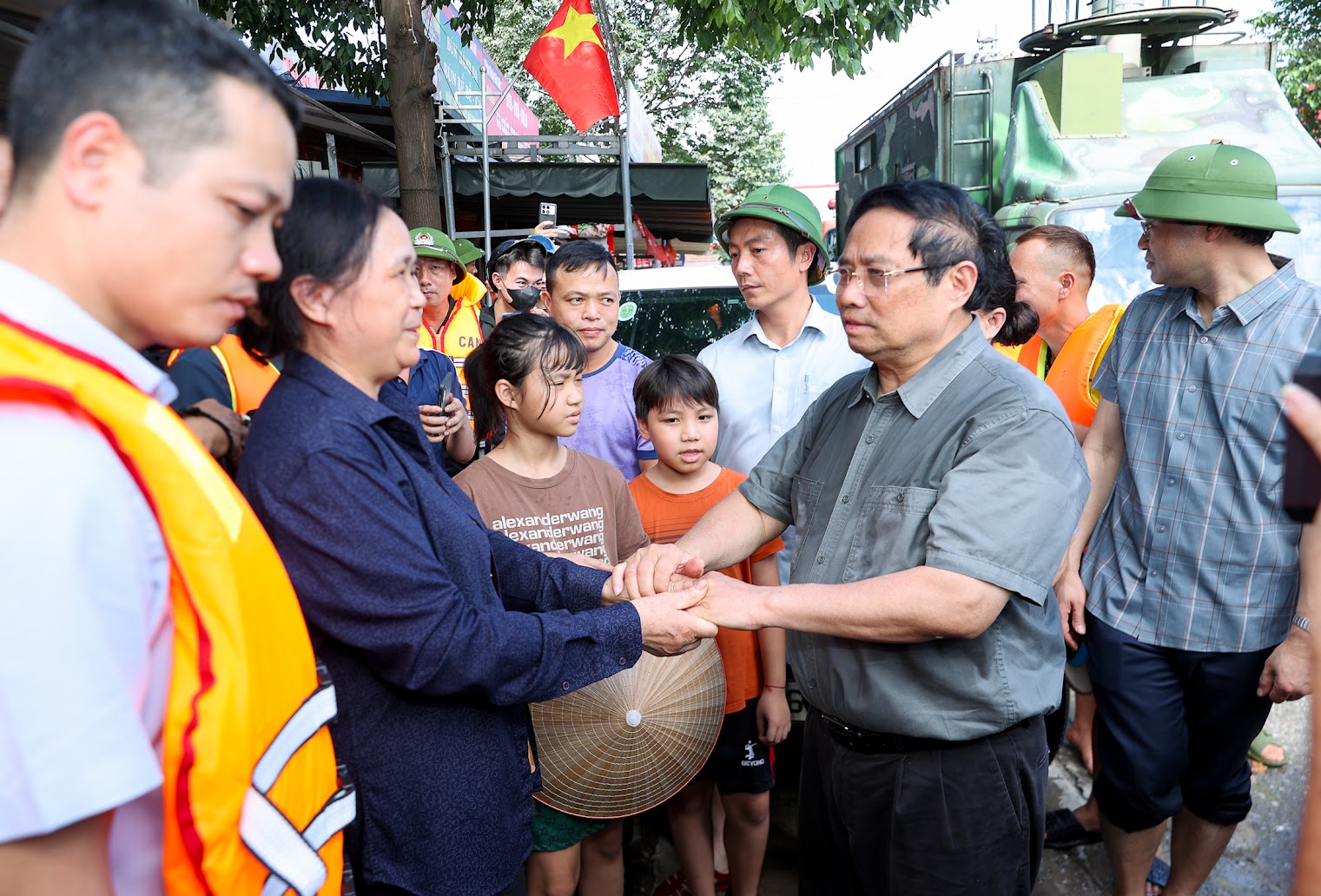 Thủ tướng Phạm Minh Chính thăm hỏi người dân vùng lũ tại Thái Nguyên - Ảnh: VGP