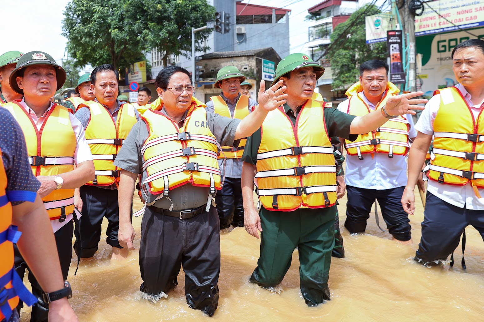 Thủ tướng Phạm Minh Chính, Bộ trưởng Bộ Quốc phòng Phan Văn Giang thị sát tình hình, thăm hỏi đời sống người dân, kiểm tra, động viên các lực lượng đang làm nhiệm vụ khắc phục hậu quả thiên tai, tiếp tế nhu yếu phẩm cho người dân tại Thái Nguyên - Ảnh: VGP/Nhật Bắc