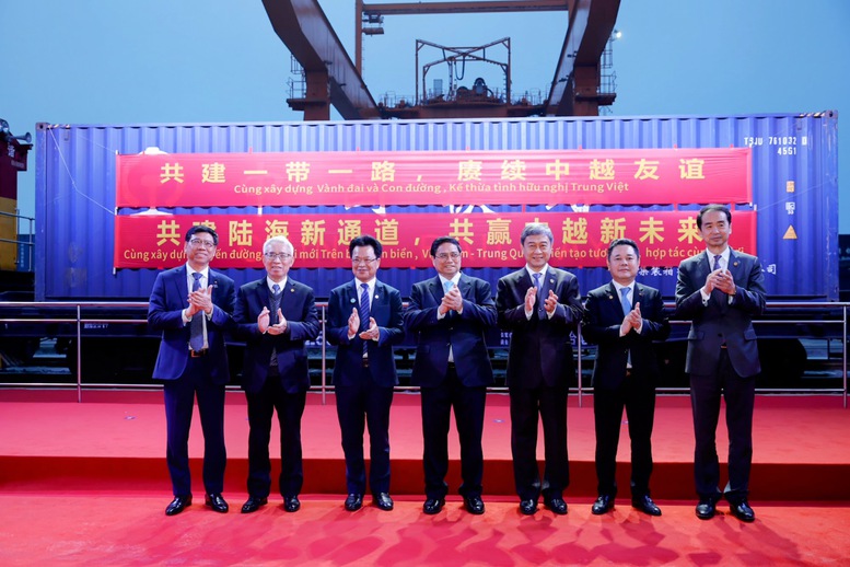 Thủ tướng chụp ảnh tại lễ đón chuyến tàu nhanh ASEAN xuất phát từ Hà Nội tới Trung tâm Logistics quốc tế Trùng Khánh, Trung Quốc - Ảnh: VGP/Nhật Bắc