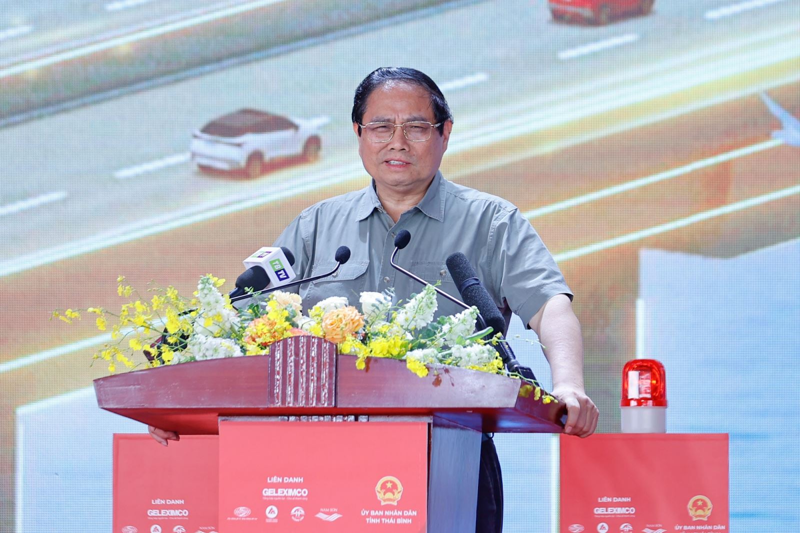 Thủ tướng Phạm Minh Chính đánh giá đây là 2 dự án quan trọng, rất ý nghĩa với tỉnh Thái Bình và vùng - Ảnh: VGP/Nhật Bắc