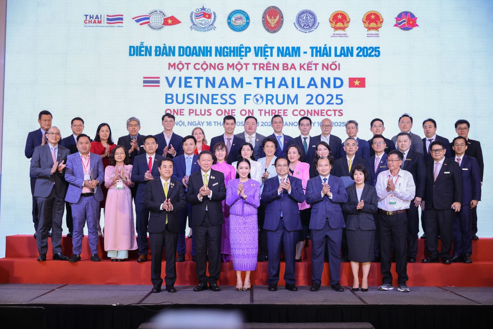 Thủ tướng Phạm Minh Chính và Thủ tướng Thái Lan Paetongtarn Shinawatra với doanh nghiệp hai nước - Ảnh: VGP/Nhật Bắc