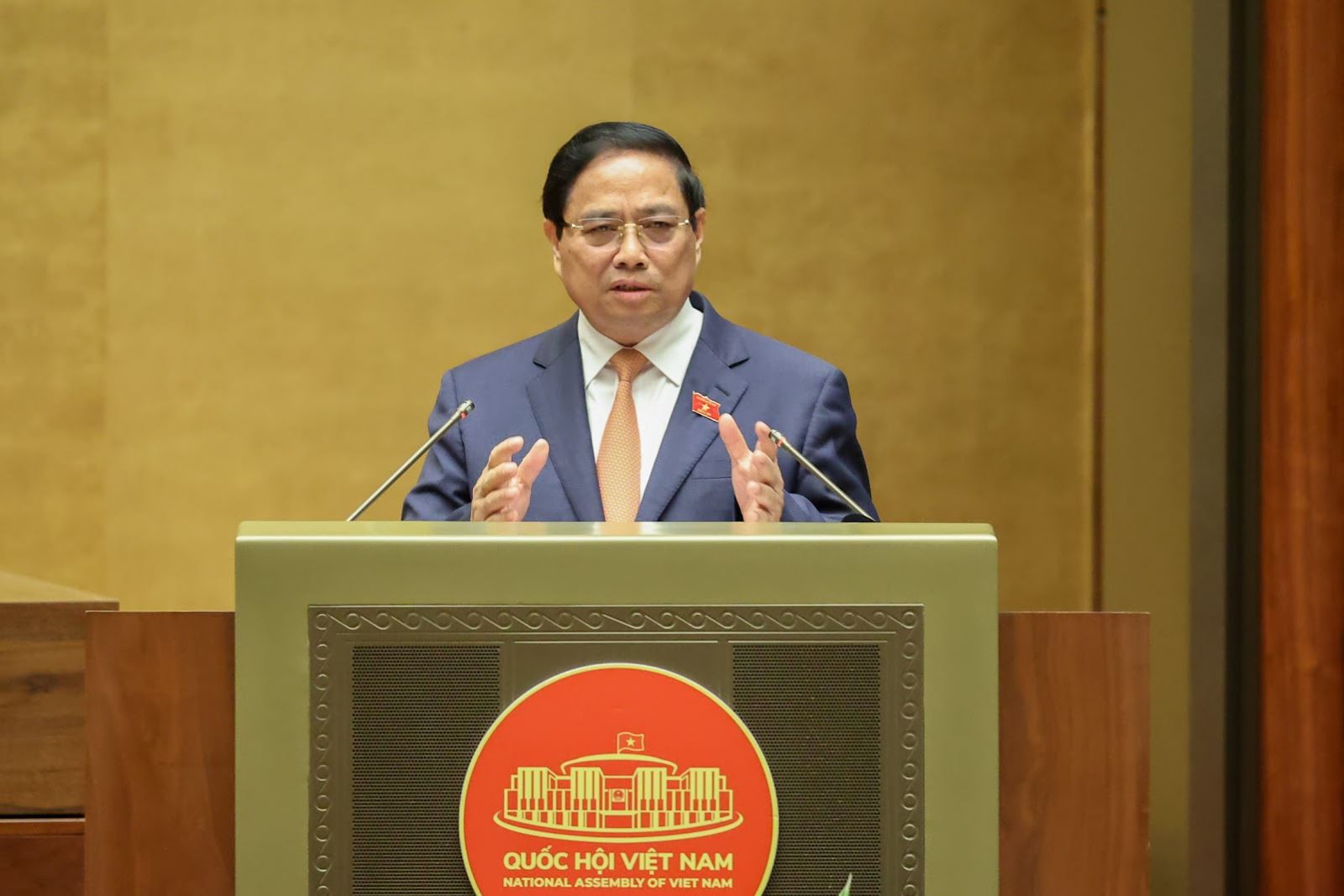 Theo Thủ tướng, “mục tiêu tổng quát năm 2026 là ưu tiên thúc đẩy tăng trưởng, giữ vững ổn định kinh tế vĩ mô, kiểm soát lạm phát, bảo đảm các cân đối lớn của nền kinh tế