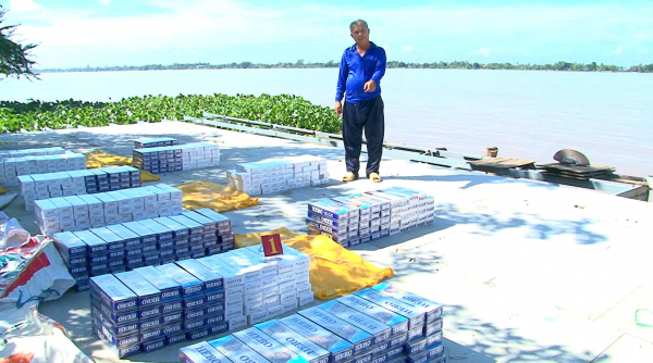 Đối tượng buôn lậu thuốc lá và tang vật