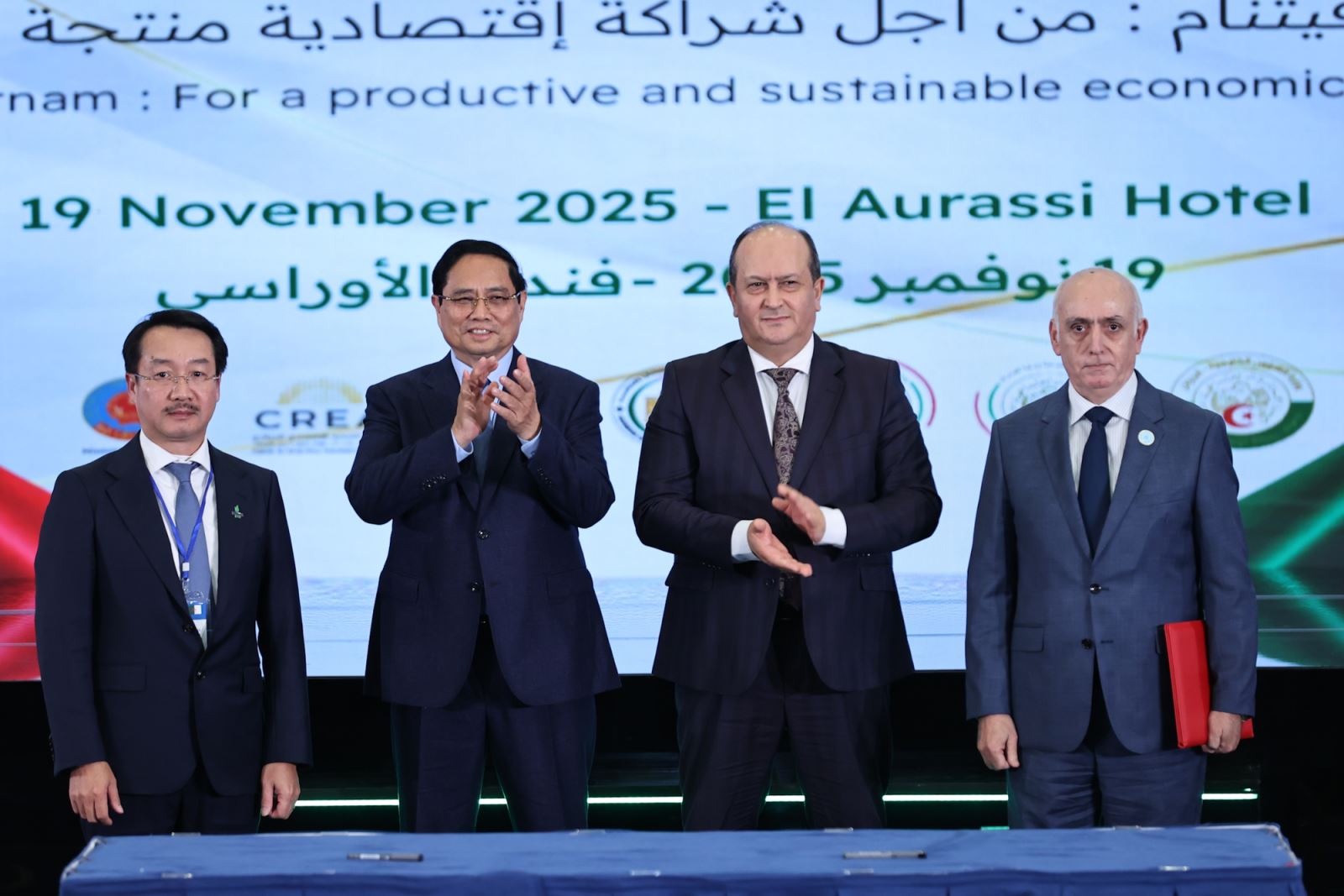 Thủ tướng Phạm Minh Chính và Thủ tướng Sifi Ghrieb chứng kiến ký kết giữa các doanh nghiệp Việt Nam và Algeria - Ảnh: VGP/Nhật Bắc