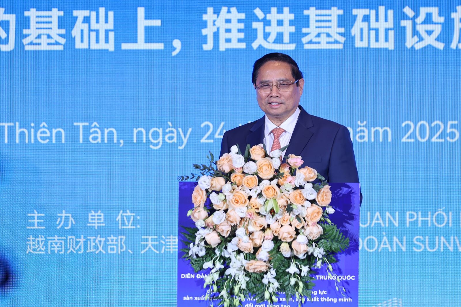 Thủ tướng mong các doanh nghiệp đẩy mạnh kết nối trên cơ sở, nền tảng quan hệ tốt đẹp giữa hai nước với tinh thần lợi ích hài hòa, rủi ro chia sẻ - Ảnh: VGP/Nhật Bắc