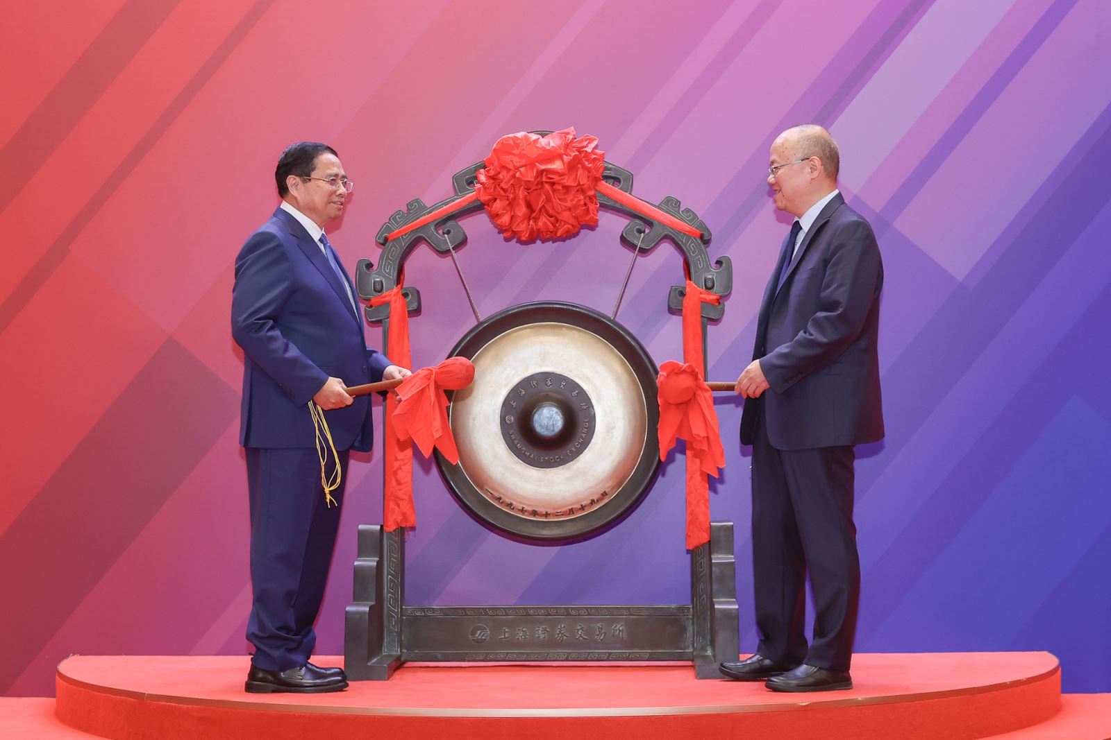 Thủ tướng Phạm Minh Chính thực hiện nghi thức đánh cồng khai mạc phiên giao dịch tại Sàn Giao dịch chứng khoán Thượng Hải (SSE) - Ảnh: VGP/Nhật Bắc