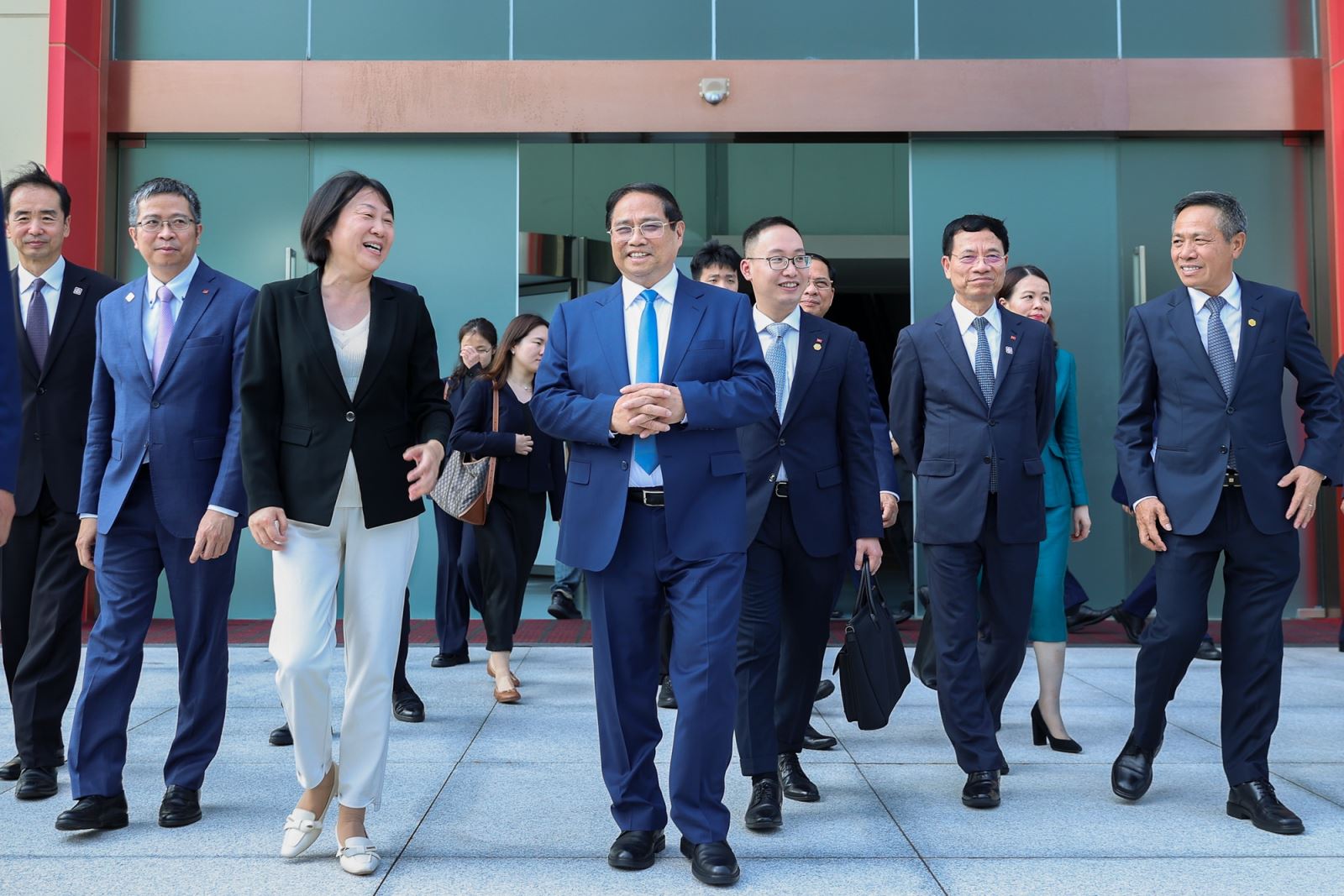 Thủ tướng Phạm Minh Chính thăm Phòng Triển lãm phát triển và mở cửa Phố Đông Thượng Hải - Ảnh: VGP/Nhật Bắc