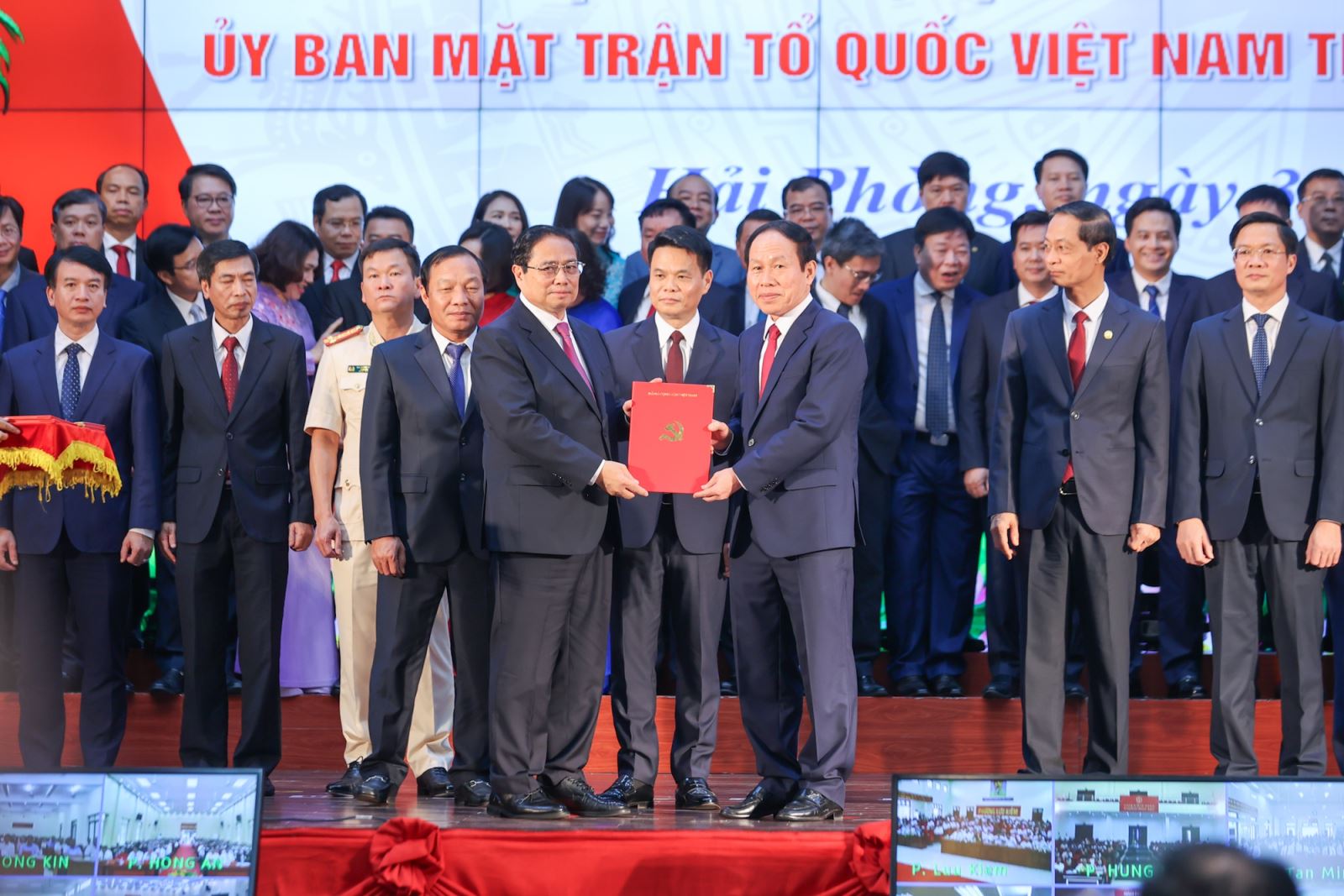 Thủ tướng Phạm Minh Chính trao quyết định của Bộ Chính trị chỉ định đồng chí Lê Tiến Châu giữ chức Bí thư Thành ủy Hải Phòng- Ảnh: VGP/Nhật Bắc