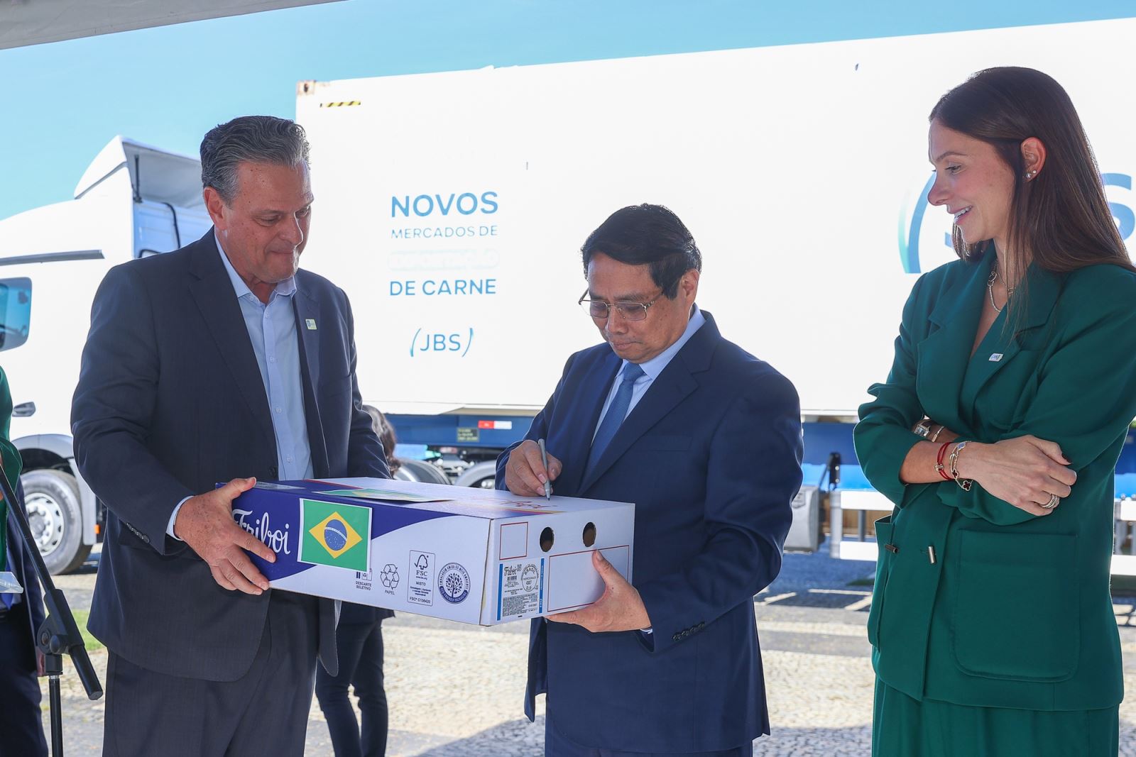 Thủ tướng ký tượng trưng sản phẩm thịt bò đầu tiên của Brazil xuất khẩu sang Việt Nam - Ảnh: VGP/Nhật Bắc