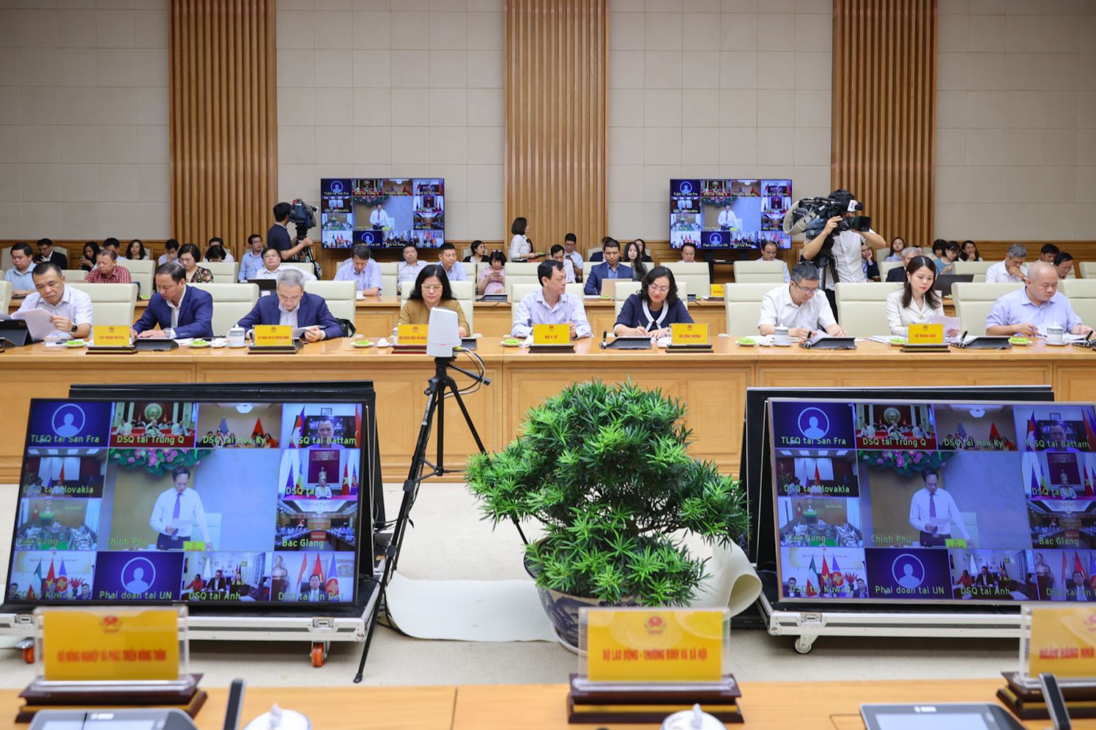Hội nghị được kết nối trực tuyến từ trụ sở Chính phủ tới đầu cầu các cơ quan đại diện Việt Nam ở nước ngoài và UBND các tỉnh, thành phố trực thuộc Trung ương - Ảnh: VGP/Nhật Bắc