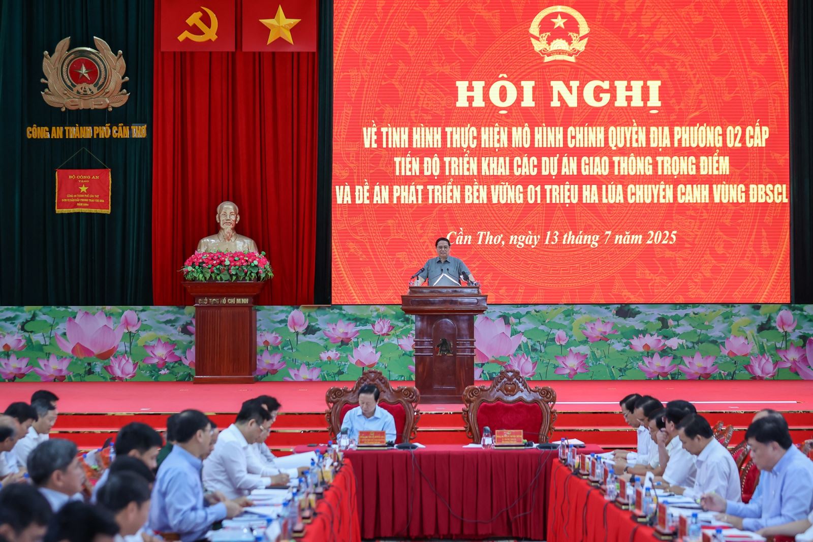 Thủ tướng đặc biệt nhấn mạnh 4 mục tiêu và yêu cầu, những tháng còn lại của năm 2025 các cơ quan, đơn vị, địa phương cần củng cố, tăng cường đoàn kết, thống nhất hơn nữa để vượt qua chính mình, góp phần đạt toàn bộ các mục tiêu đã đề ra trong năm 2025 và cả nhiệm kỳ - Ảnh: VGP/Nhật Bắc