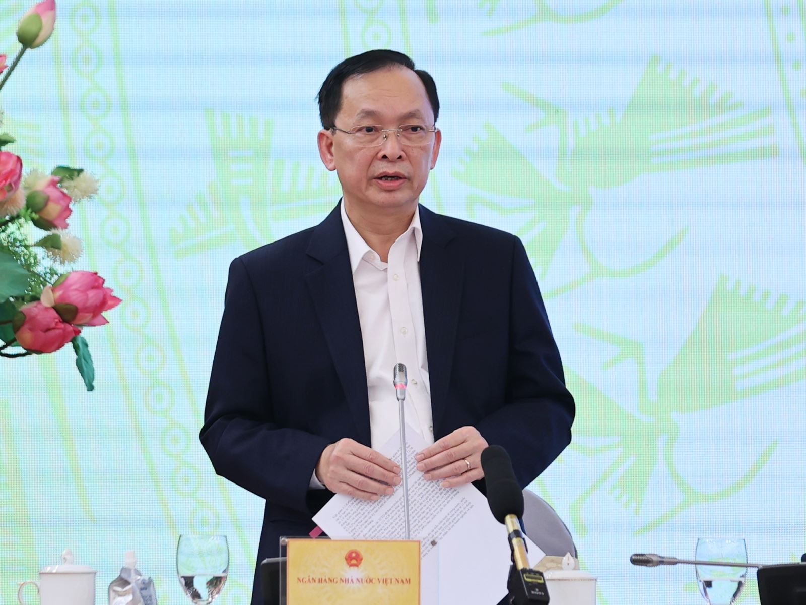 Phó Thống đốc Thường trực NHNN Đào Minh Tú trao đổi thông tin tại Họp báo - Ảnh: VGP/Nhật Bắc