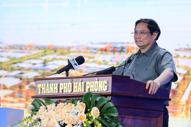 Thủ tướng phát biểu tại lễ khởi công dự án đầu tư xây dựng và kinh doanh cơ sở hạ tầng Khu công nghiệp và Khu phi thuế quan Xuân Cầu - Ảnh: VGP/Nhật Bắc