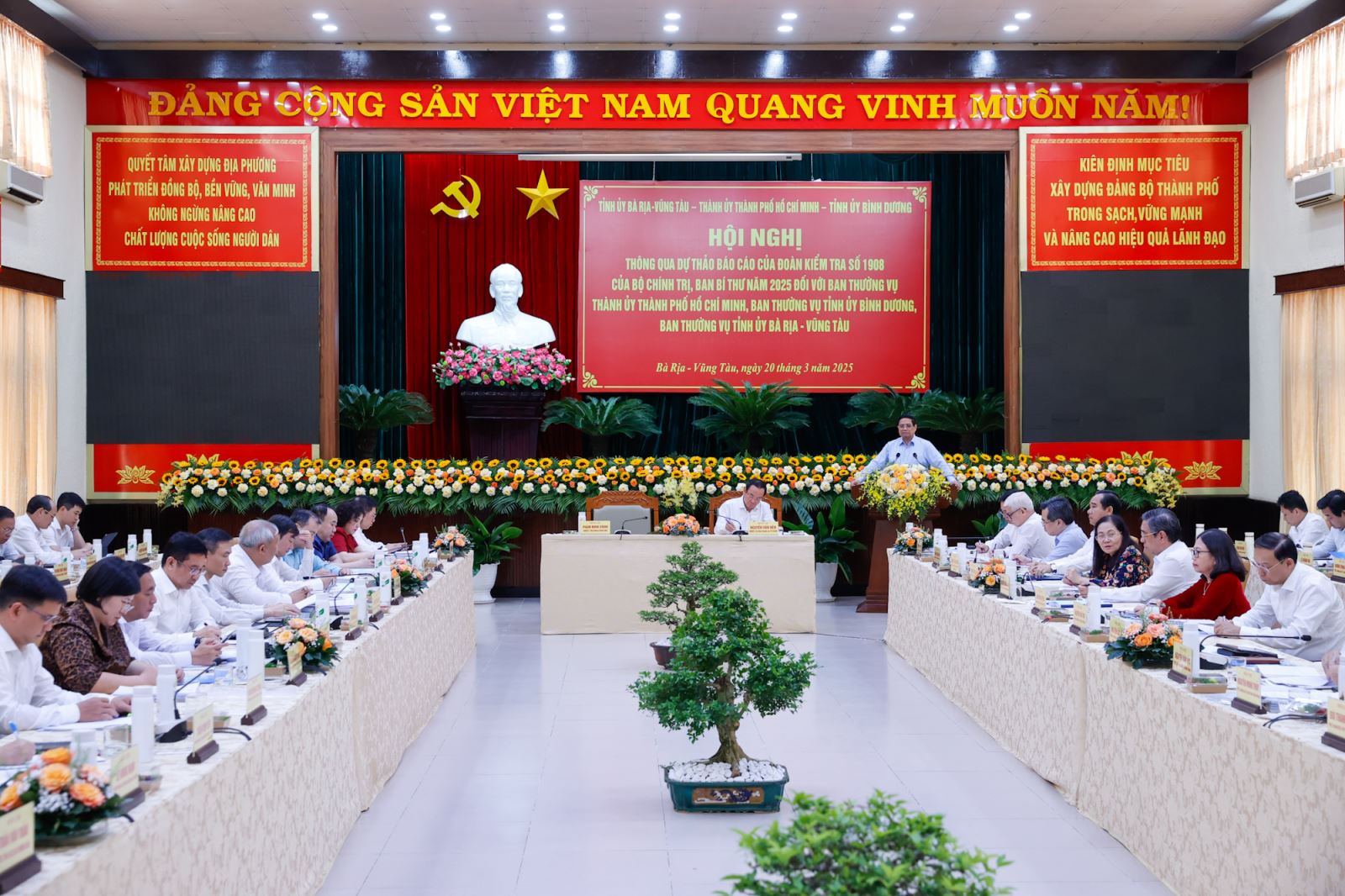 Thủ tướng Phạm Minh Chính nhấn mạnh, việc kiểm tra nhằm nắm tình hình, kiểm tra, đôn đốc, hướng dẫn một số chuyên đề công tác trọng tâm năm 2025 của Bộ Chính trị, Ban Bí thư, tháo gỡ các khó khăn, vướng mắc, phát hiện và nhân rộng những mô hình hay, cách làm tốt, điển hình tiên tiến - Ảnh: VGP/Nhật Bắc