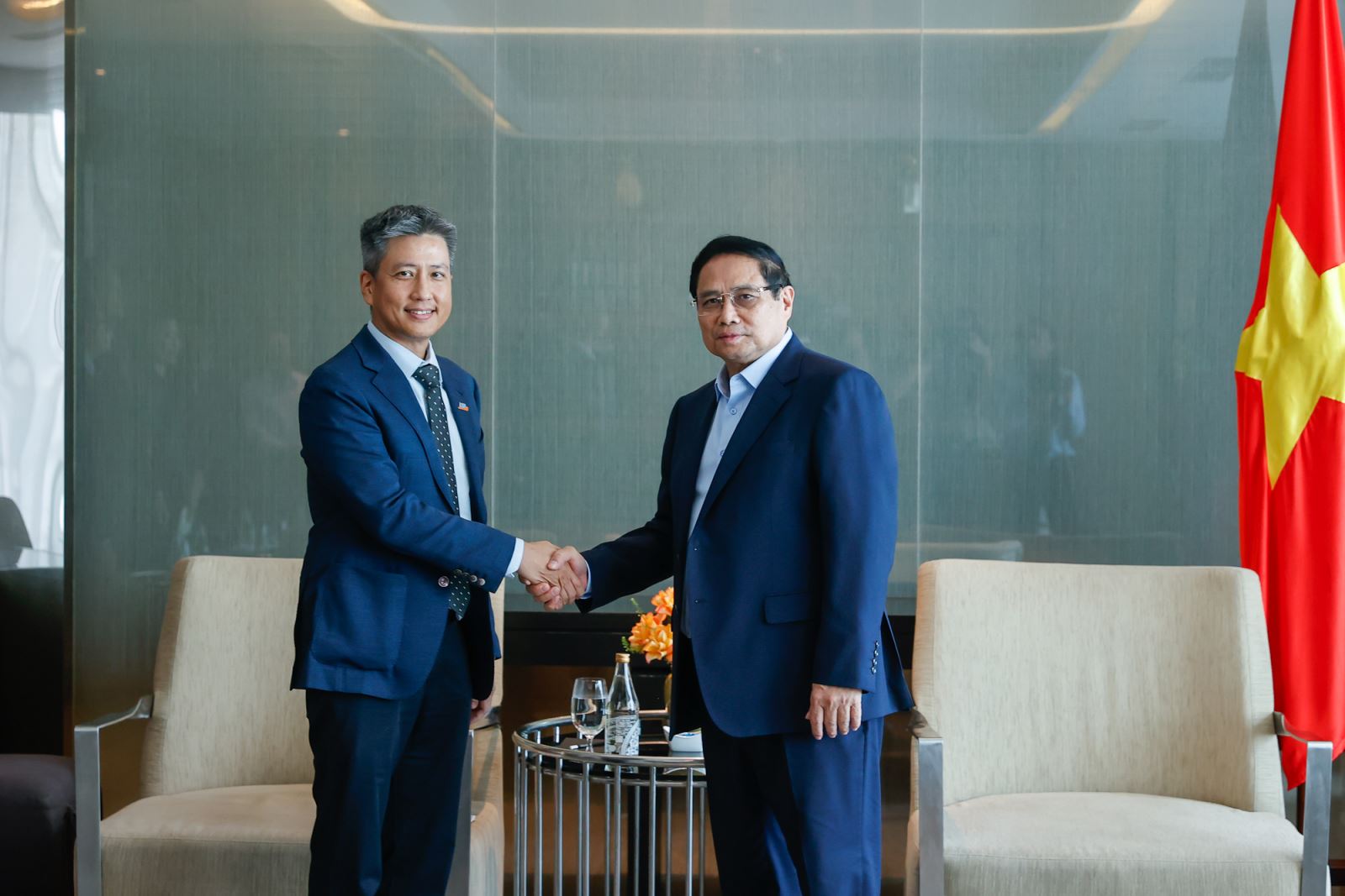 Thủ tướng Phạm Minh Chính và Tổng Giám đốc Công ty TNHH Hóa dầu Long Sơn Kulachet Dharachandra - Ảnh: VGP/Nhật Bắc
