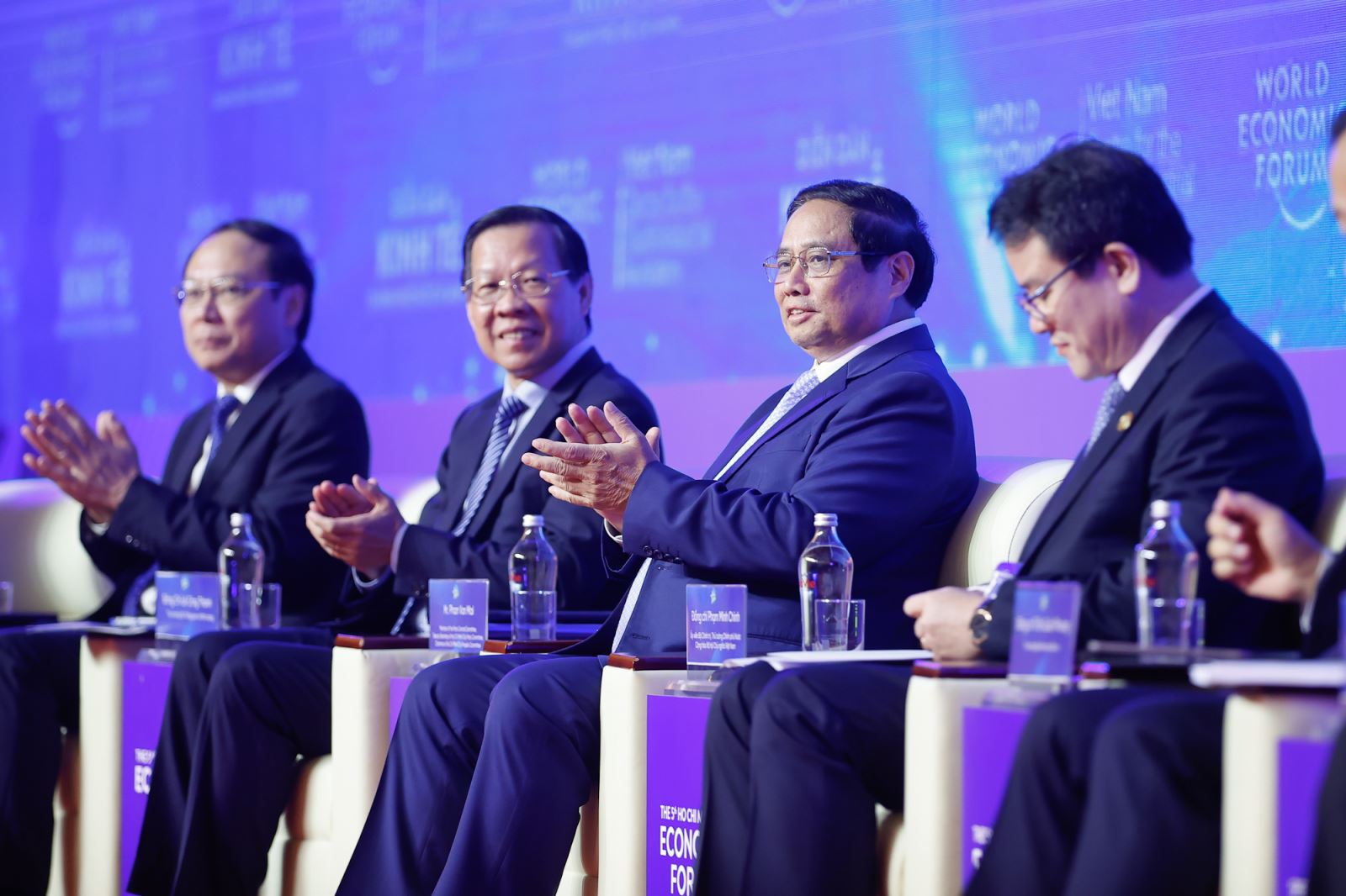 Việc chuyển đổi công nghiệp là yêu cầu khách quan, lựa chọn chiến lược, ưu tiên hàng đầu, Thủ tướng Phạm Minh Chính nêu rõ, Chính phủ đang tập trung xây dựng, hoàn thiện thể chế - Ảnh: VGP/Nhật Bắc