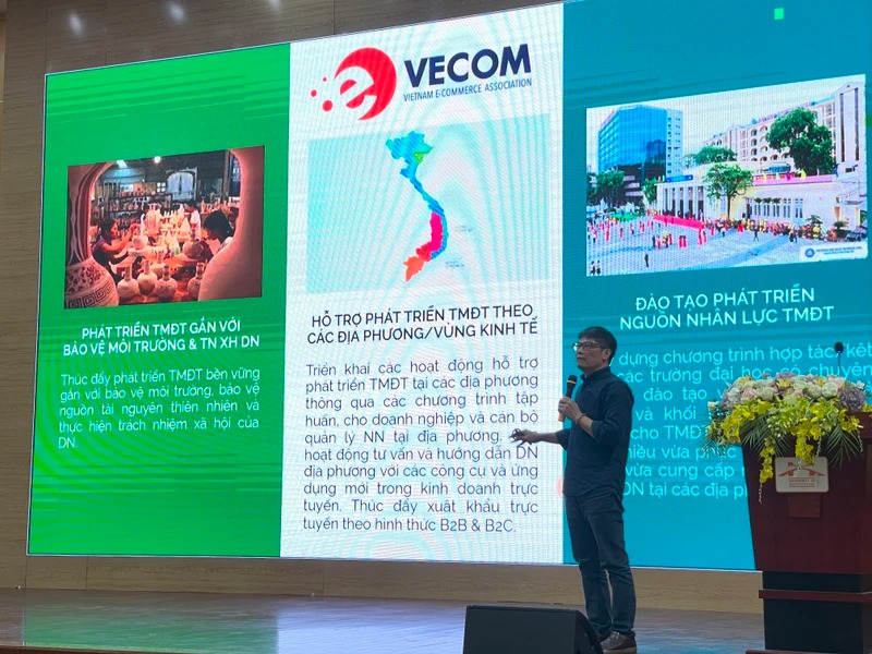 Ông Đoàn Quốc Tâm, Trưởng Ban Hợp tác VECOM trình bày về phát triển thương mại điện tử bền vững và bảo vệ môi trường.