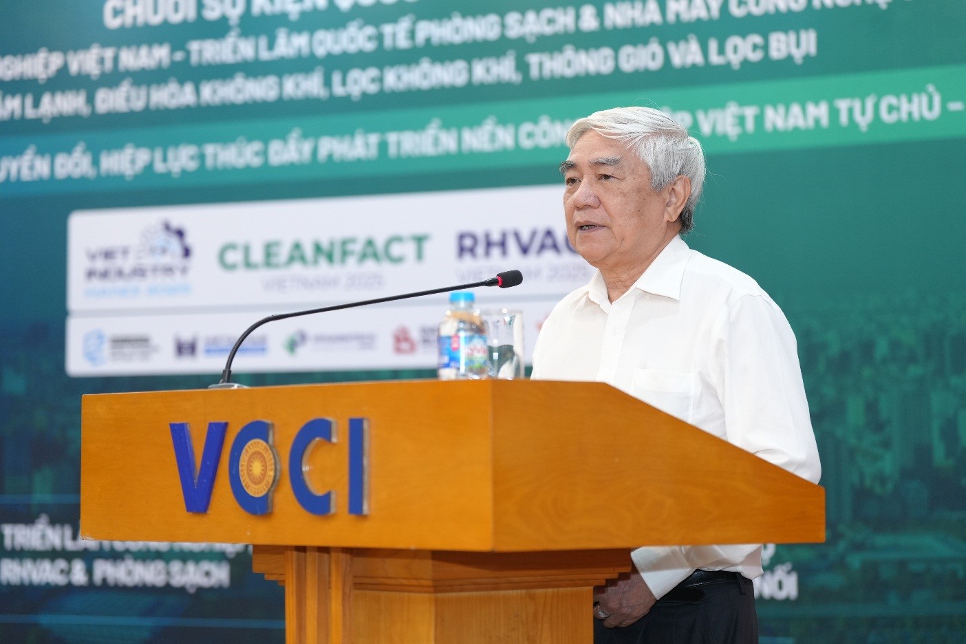 Tiến sĩ Nguyễn Quân, Chủ tịch Hội Tự động hóa Việt Nam (Nguyên Bộ trưởng Bộ Khoa học & Công nghệ) phát biểu tại chia sẻ về chương trình triển lãm