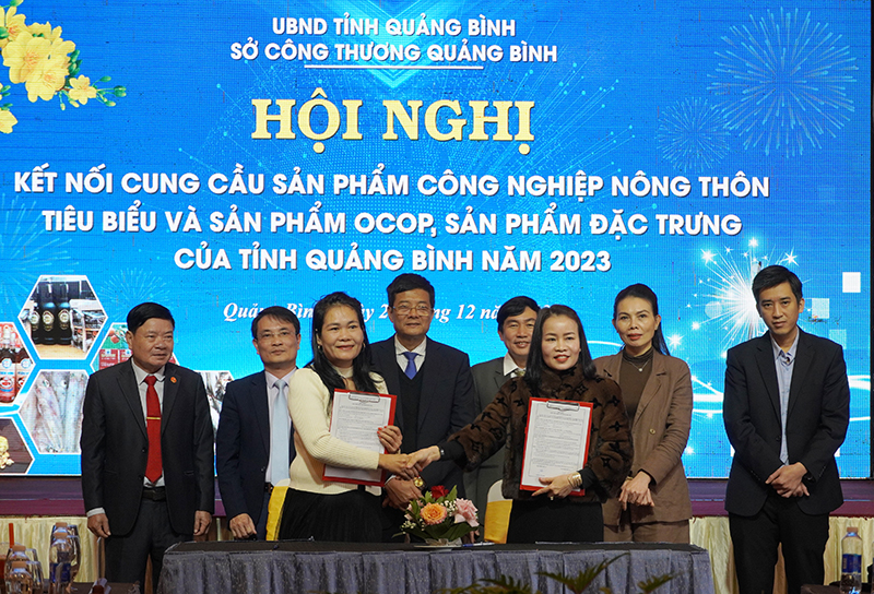 Ký kết biên bản ghi nhớ hợp tác tiêu thụ sản phẩm hàng hóa giữa cơ sở sản xuất và đơn vị phân phối.