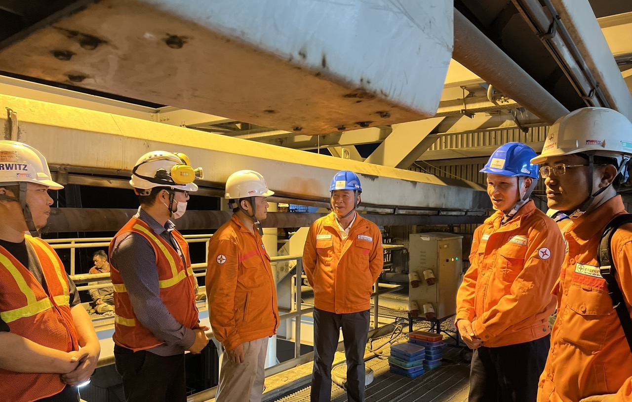 Lãnh đạo Tổng Công ty Phát điện 1 kiểm tra công tác sửa chữa tổ máy số 1 ngày 9/6