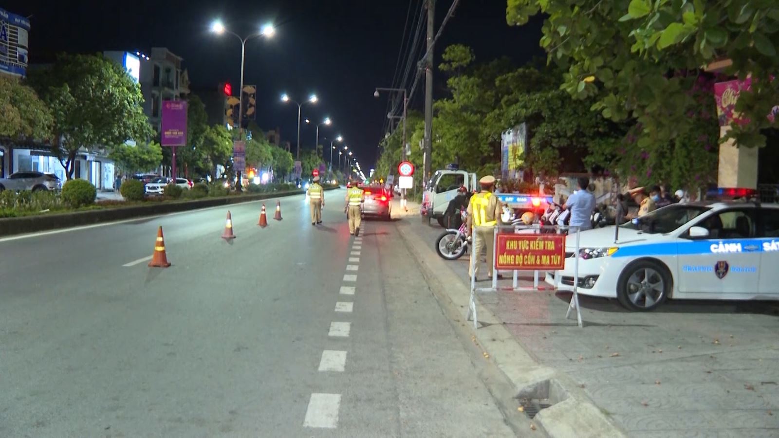 Lực lượng liên ngành tiến hành kiểm tra đo nồng độ cồn trên tuyến đường 