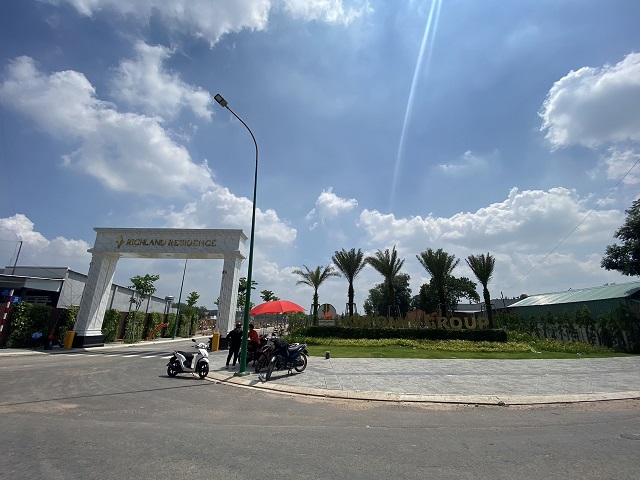   (Cổng vào Dự án Khu nhà ở thương mại Richland Residence đang được chào bán rầm rộ)