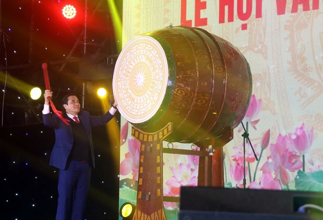 Bí thư Thành ủy Hưng Yên Phạm Huy Bình đánh trống khai mạc Lễ hội Văn hóa dân gian Phố Hiến
