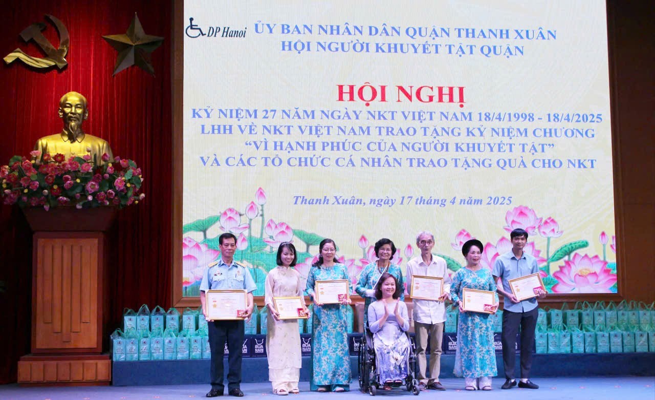 Bà Nguyễn Thị Lan Anh, Phó Chủ tịch Liên hiệp Hội NKT Việt Nam trao kỷ niệm chương “Vì hạnh phúc người khuyết tật” tặng những cán bộ Hội NKT quận Thanh Xuân tiêu biểu