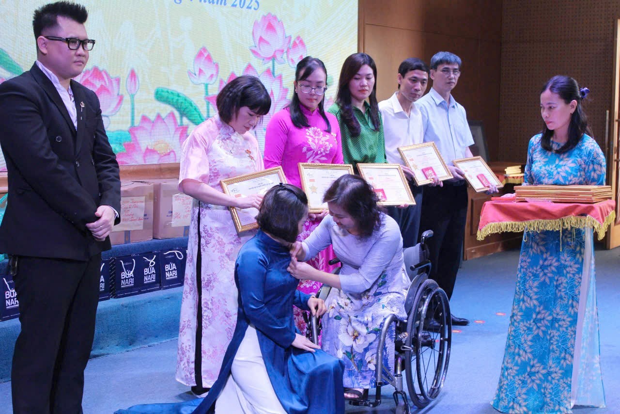 Bà Nguyễn Thị Lan Anh, Phó Chủ tịch Liên hiệp Hội NKT Việt Nam trao kỷ niệm chương “Vì hạnh phúc người khuyết tật” tặng các tổ chức, cá nhân tiêu biểu