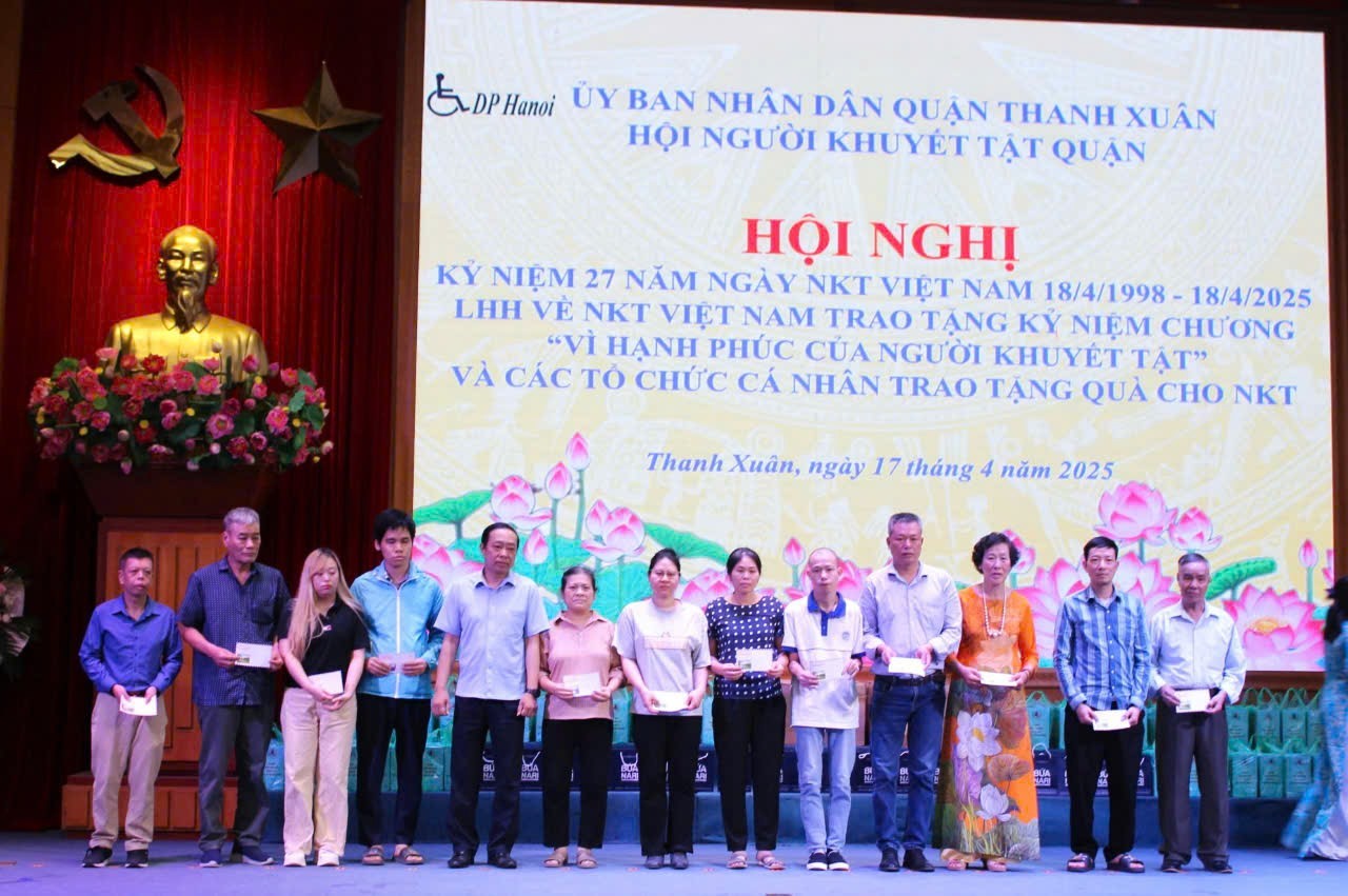 Tặng quà cho người khuyết tật và đại diện gia đình người khuyết tật