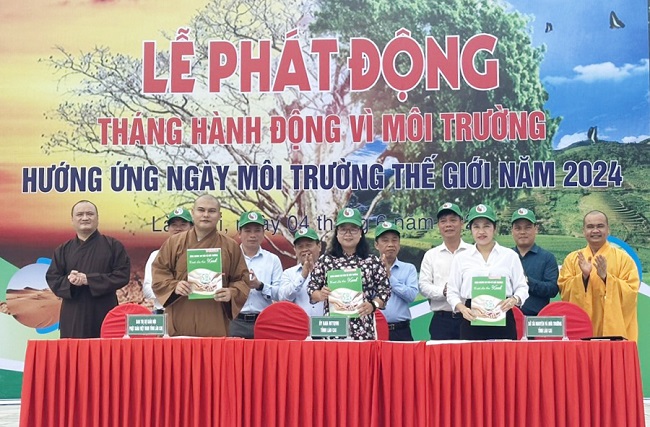 ký kết Chương trình phối hợp về môi trường và ứng phó với biến đổi khí hậu của đại diện lãnh đạo các cơ quan, đơn vị. Ảnh:laocai.gov.vn