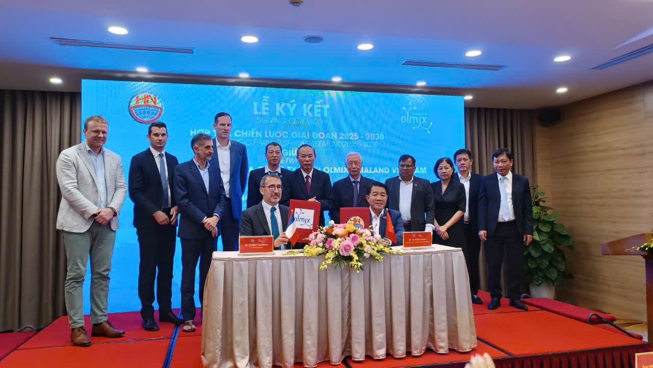 Đại diện Tập đoàn Hùng Nhơn và Tập đoàn Olmix ký kết hợp tác, liên kết chuỗi sản xuất, cung ứng sản phẩm chăn nuôi gia súc, gia cầm theo tiêu chuẩn Halal.