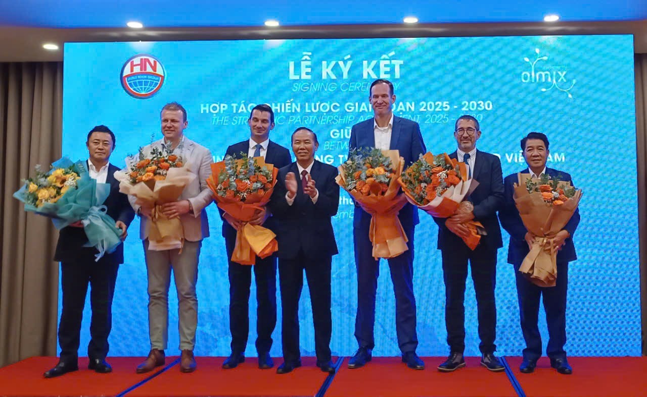 Thứ trưởng Bộ NN&PTNT Phùng Đức Tiến tặng hoa chúc mừng các doanh nghiệp cùng chung tay góp phần phát triển ngành chăn nuôi Việt Nam bền vững