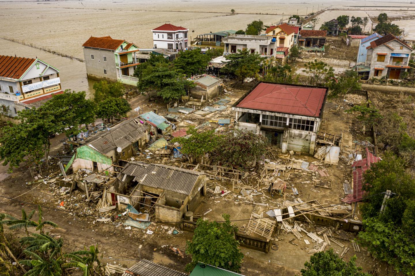 Bão lũ gây thiệt hại nặng nề về người và của. Ảnh: Uniceft Việt Nam