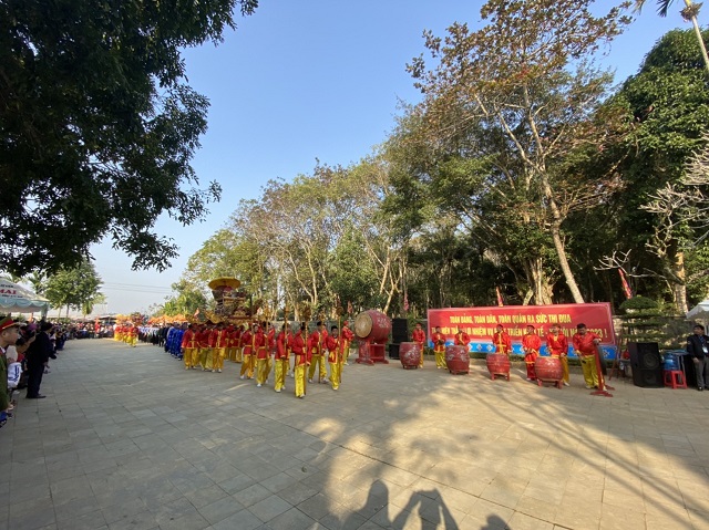 Lễ rước Kiệu được diễn ra trang nghiêm và là hoạt động đầu tiên trong chương trình.