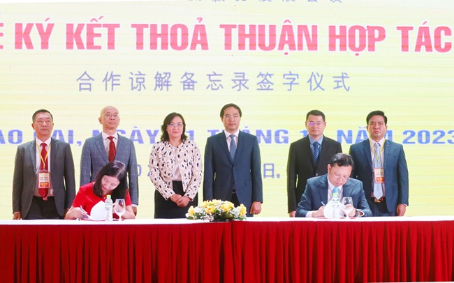 Các đại biểu chứng kiến ký kết thỏa thuận hợp tác giữa Sở Công thương Lào Cai và Hiệp hội phát triển nhân lực Logistics Việt Nam. Ảnh minh họa