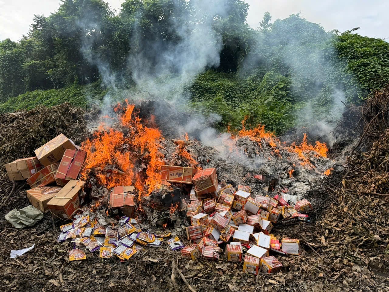 Lực lượng chức năng thu giữ, tiêu hủy hàng hóa không rõ nguồn gốc, xuất xứ.