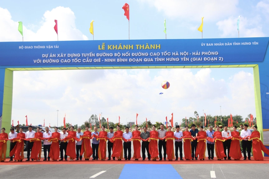 Đại biểu cắt băng khánh thành thành tuyến đường bộ nối 2 đường cao tốc đoạn qua tỉnh Hưng Yên (giai đoạn 2)