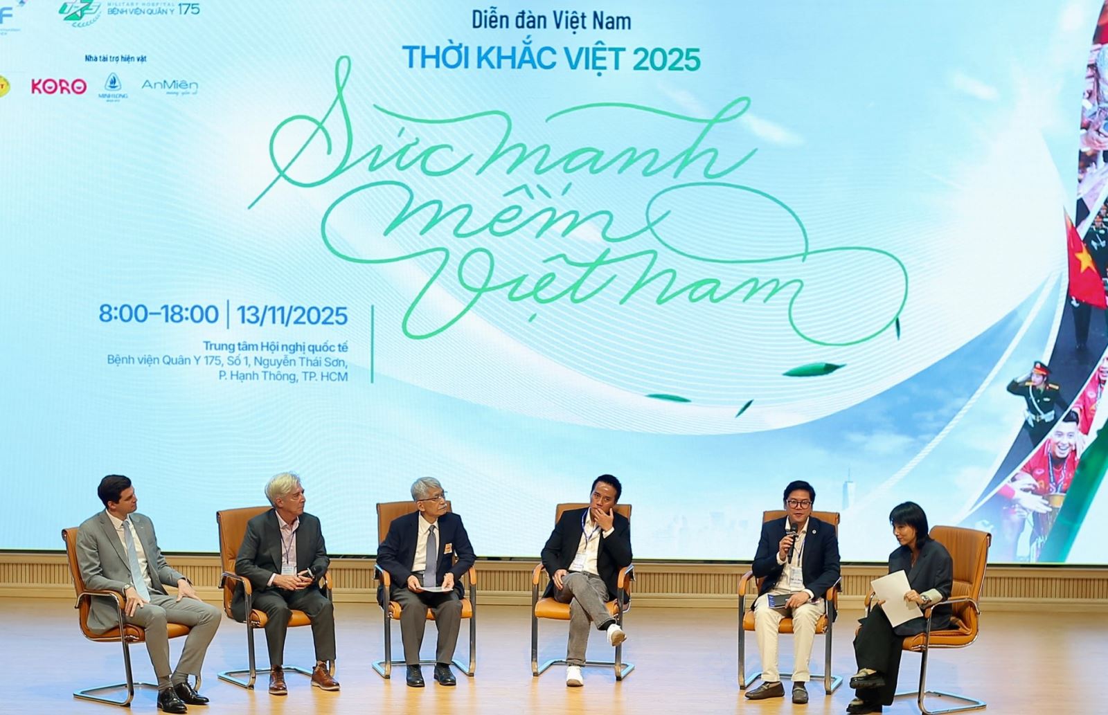 Các diến giả, khách mời thảo luận tại diễn đàn