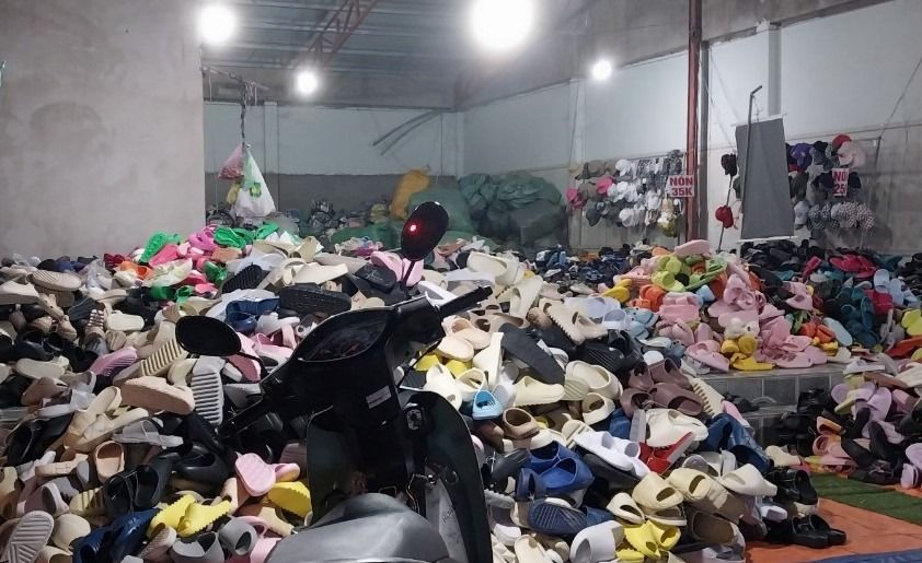 Nhiều hàng hóa livestream bán hàng có dấu hiệu nhập lậu bị lực lượng Quản lý thị trường phát hiện. Ảnh:QLTT