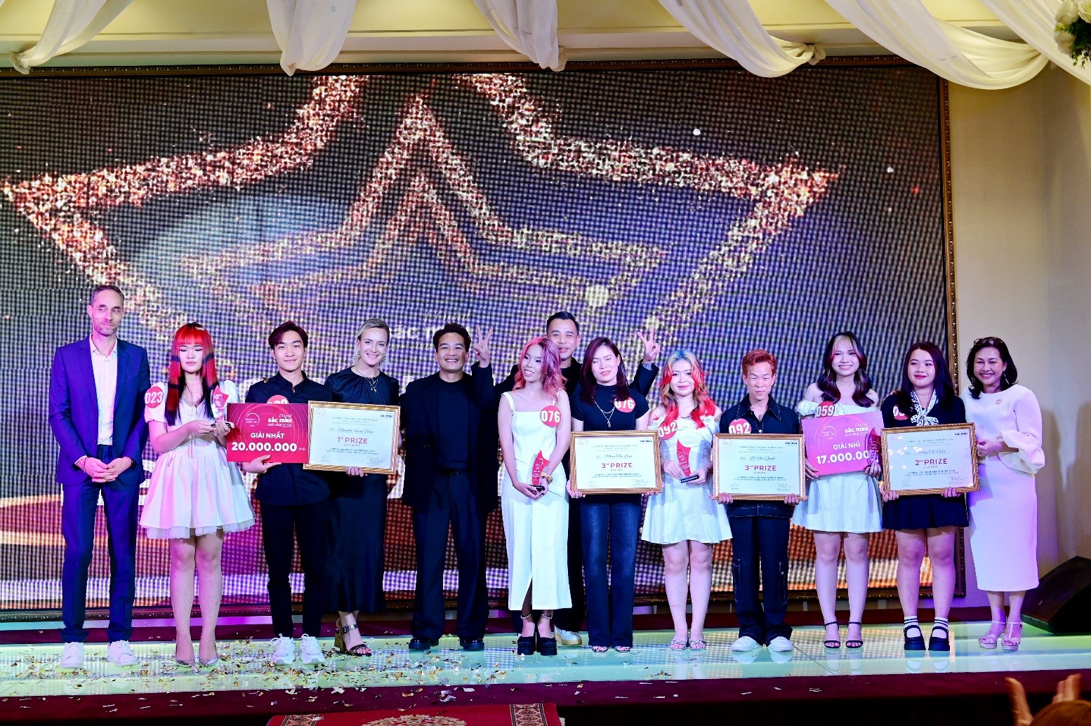 Các thí sinh đạt giải cuộc thi tài năng ngành tóc LOreal Color of Life Trophy 2024 – Nguyễn Xuân Huy (Hà Nội) đạt giải nhất; Giàng Thị Gầu (Điện Biên) và  Lò Văn Quyết đạt giải nhì
