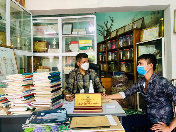 Lương y Nguyễn Văn Nhân đang thăm khám cho người bệnh