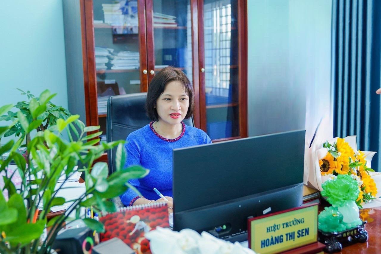 Cô giáo Hoàng Thị Sen - Hiệu trưởng Trường Tiểu học Lưu Chí Hiếu