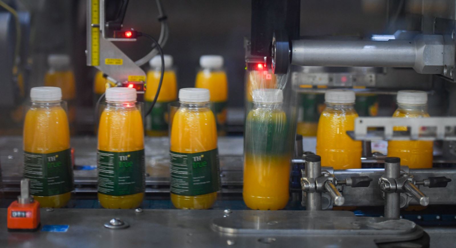 TH giảm trọng lượng chai nhựa và giảm độ dày của nhãn mác bọc chai.