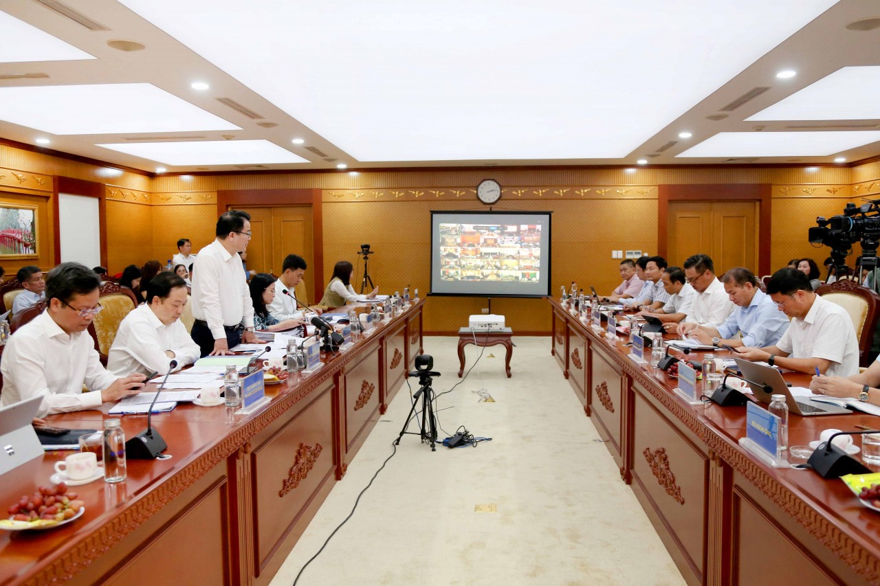 Quang cảnh sự kiện Hội nghị trực tiếp kết hợp trực tuyến với 30 điểm cầu các bộ, ngành, địa phương nhằm đánh giá tình hình giải ngân vốn đầu tư công nguồn vốn nước ngoài