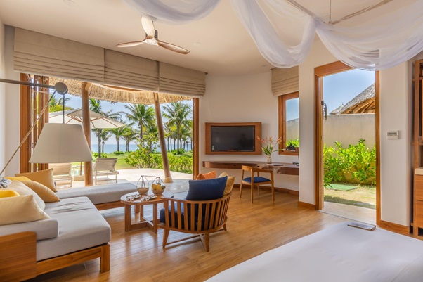 Với phong cách thiết kế đương đại, kết hợp với chất liệu nội thất mộc mạc, gần gũi thiên nhiên, các biệt thự biển  là sự lựa chọn hoàn hảo cho  kỳ nghỉ không âu lo.