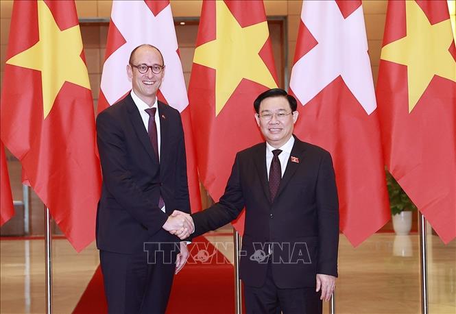 Chủ tịch Quốc hội Vương Đình Huệ với Chủ tịch Hội đồng Quốc gia Thụy Sĩ Martin Candinas - Ảnh: TTXVN