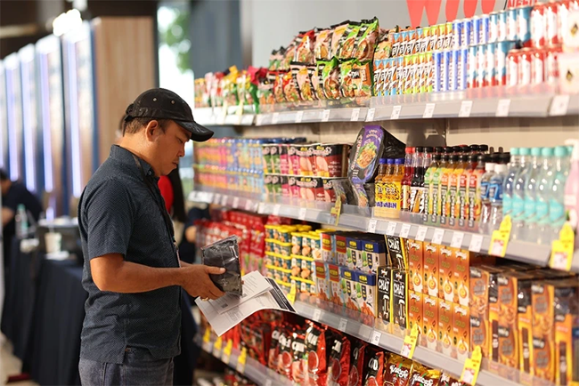 Khách mời trải nghiệm sản phẩm mới của Masan Consumer. Ảnh Lê Trần Long